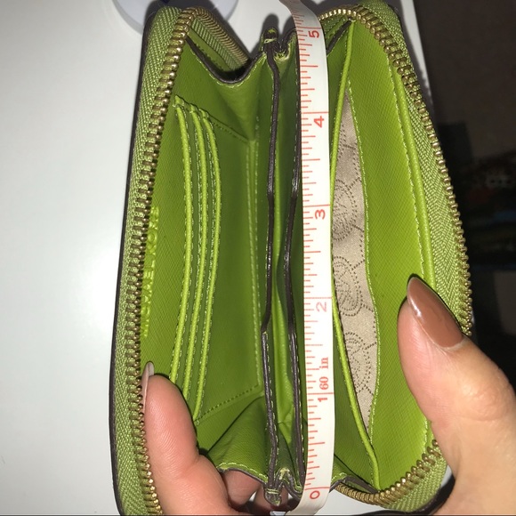 Green Michael Kors credit card wristlet - Picture 3 of 11